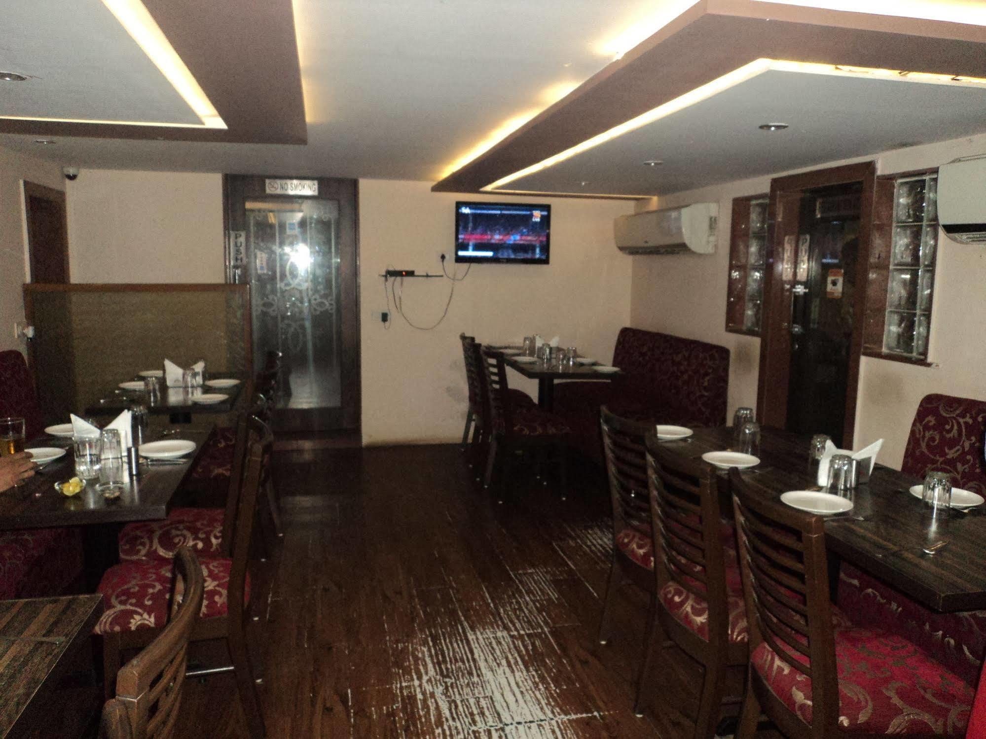 Hotel Q Deck Bombaj Zewnętrze zdjęcie